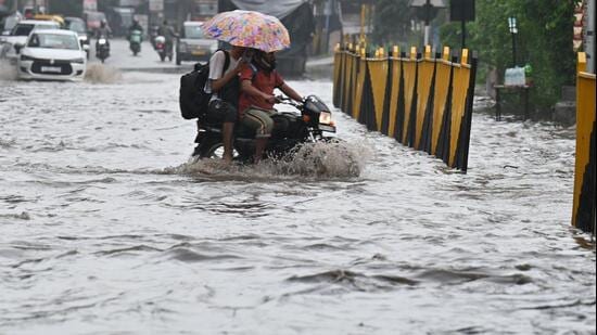 Vehicle wades through a waterlogged stretch after heavy monsoon rains at Gurugram-Sohna Road on Saturday. (Parveen Kumar/HT Photo)