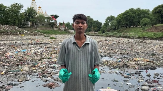 Bittu Tabahi cleans garbage from a river ghat. (Instagram/@bittu_tabahi)