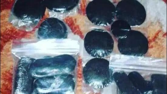 wo women allegedly concealed 5 kg of Nepal-origin charas in knee caps under their sarees while travelling by train from Bihar to Punjab.