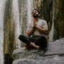 <p><strong>డోపమైన్ రీసెట్- </strong>మన ఫోన్‌లలోని యాప్‌లన్నీ మెదడులోని 'డోపమైన్' (రివార్డ్ సిస్టమ్) వ్యవస్థను టార్గెట్ చేసి డిజైన్ చేసినవే. ప్రతి మెసేజ్ లేదా లైక్ చూసినప్పుడు మెదడులో చిన్న మొత్తంలో డోపమైన్ విడుదలవుతుంది. దీనివల్ల "మరో నోటిఫికేషన్ చూద్దాం" అనే తీవ్రమైన కోరిక పుడుతుంది. డిజిటల్ డీటాక్స్ చేయడం వల్ల డోపమైన్ రీసెప్టర్లు మళ్లీ పునరుజ్జీవనం పొందుతాయి. దీనివల్ల దేనిపైనా అయినా సులభంగా దృష్టి సారించే సామర్థ్యం, స్వీయ నియంత్రణ పెరుగుతాయి.</p>