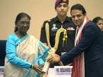 Science teacher Ravi Kumar Jaiswal receiving the National Teachers’ Award from President Droupadi Murmu in New Delhi on Teachers’ Day. (HT Photo)