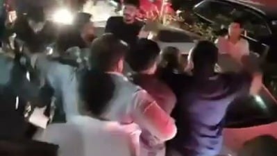 పబ్‌లో అర్ధరాత్రి రచ్చ