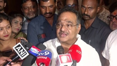 শমীকের বক্তব্য, উত্তম কুমারকে কোনও রাজনৈতিক দলের সঙ্গে জুড়ে দেখানোর উদ্দেশ্য ছিল না এই অনুষ্ঠানে। (ANI Video Grab) শমীকের বক্তব্য, উত্তম কুমারকে কোনও রাজনৈতিক দলের সঙ্গে জুড়ে দেখানোর উদ্দেশ্য ছিল না এই অনুষ্ঠানে। (ANI Video Grab)