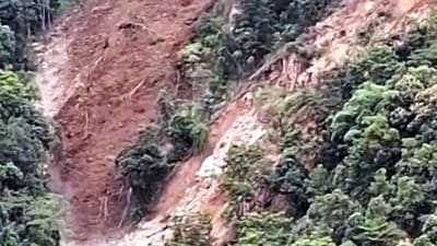 শনিবার গভীর রাতে উত্তর সিকিমের মঙ্গন জেলায় পাহাড়ের একটি বিশাল অংশ ধসে তিস্তা ও চ্যাকুং নদীর সঙ্গমস্থলের কাছে নদীর গতিপথ আংশিক অবরুদ্ধ হয়ে যায়। (ANI Video Grab)