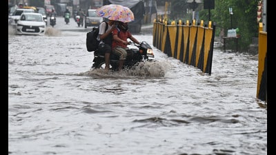 Commuters navigate a waterlogged stretch after Saturday’s rains at Gurugram-Sohna road near sector-68, Airia Mall. (Parveen Kumar/HT) Commuters navigate a waterlogged stretch after Saturday’s rains at Gurugram-Sohna road near sector-68, Airia Mall. (Parveen Kumar/HT)