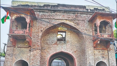 Entrance to Mahaldar Khan’s garden, which enters Delhi through Tripolia gates.