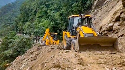 শনিবার থেকে মিরিক বস্তি-২-এর রংভং খোলা এলাকায় ধস নামতে শুরু করে। (প্রতীকী ছবি) (PTI)