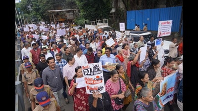 Punekars from across the city gathered at Balgandharva Chowk carrying placards against high-volume DJs and loudspeaker systems. (MAHENDRA KOHLE/ HT) Punekars from across the city gathered at Balgandharva Chowk carrying placards against high-volume DJs and loudspeaker systems. (MAHENDRA KOHLE/ HT)