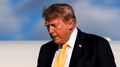 Fresh photographs showing a visible bruise on President Donald Trump's right hand have reignited online discussion about his health. (AP Photo/Julia Demaree Nikhinson) (AP Photo/Julia Demaree Nikhinson)