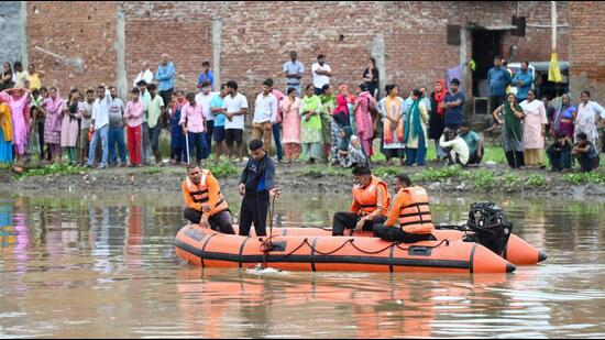 According to police, the rope was used to guide boats across the Hindon river, and it was tied from one end of the river to the other. After it broke on Saturday, the victims were attempting to tie it again. (Sunil Ghosh/HT Photo)