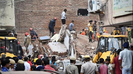 At least five people, including two labourers, had been confirmed dead, as of midnight. (Sanchit Khanna/HT Photo)
