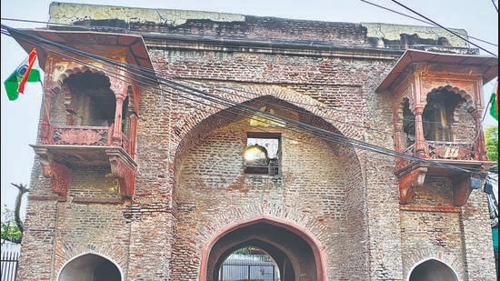 Entrance to Mahaldar Khan’s garden, which enters Delhi through Tripolia gates.