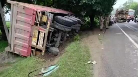 The accident took place around 9am, nearly 2km from the district headquarters, on the Agra-Moradabad National Highway.