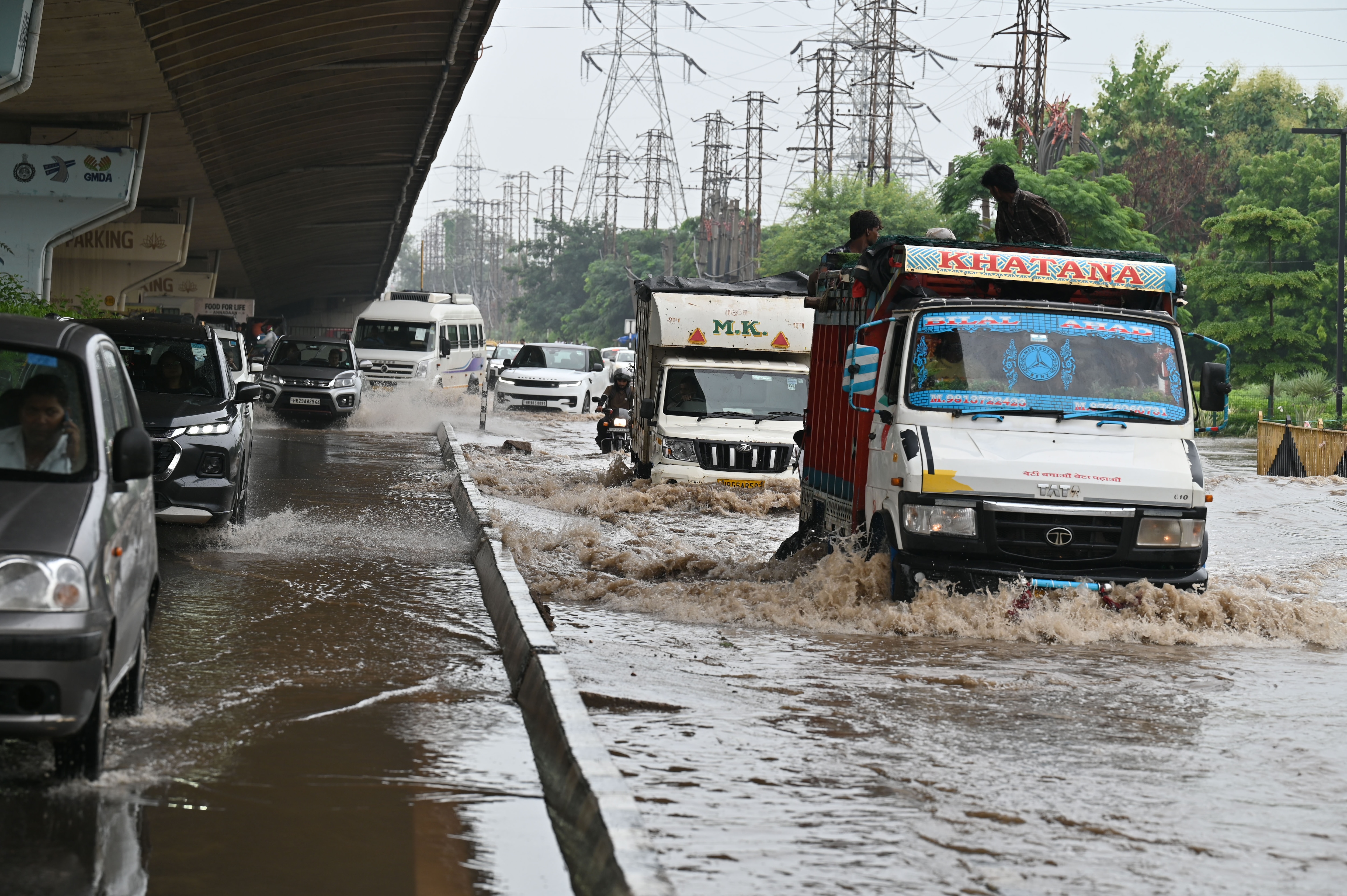 Vehicles wade through a waterlogged stretch after heavy monsoon rains at Gurugram-Sohna road near Sector 68, Airia Mall, in Gurugram, on Saturday, 05 September 2026. (Parveen Kumar/HT)