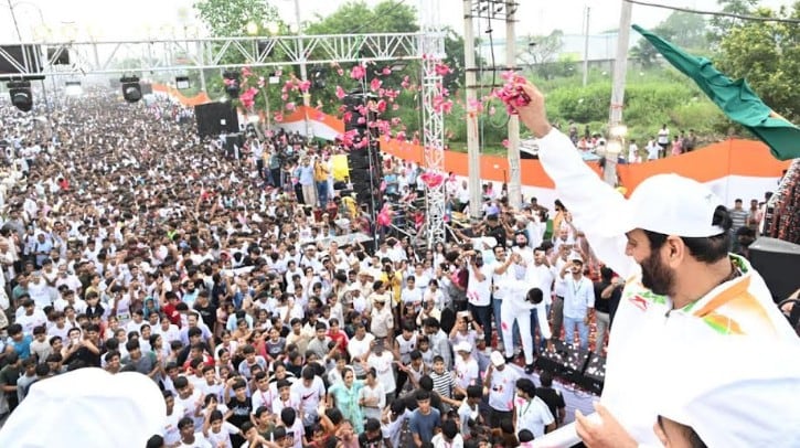 CM showered flowers on runners from the flag-off stage. (HT Photo) CM showered flowers on runners from the flag-off stage. (HT Photo)