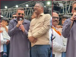 মহারাষ্ট্রের পরিবহণমন্ত্রী প্রতাপ সরনায়েকের সঙ্গে সঞ্জয় দত্ত। 