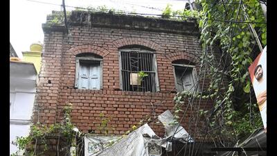 A dilapidated structure housing students in Lucknow. (Deepak Gupta/HT Photo) A dilapidated structure housing students in Lucknow. (Deepak Gupta/HT Photo)