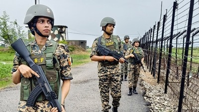 বাংলাদেশের দাবি, সীমানা পিলার ২৮৯/৫১এস এবং ২৮৯/৫৬এস-এর কাছাকাছি ভারতের নিচা গোবিন্দপুর এলাকায় বেশ কয়েকজন নারী-পুরুষ বিচ্ছিন্নভাবে অবস্থান করছিলেন। (Shanky Rathore) বাংলাদেশের দাবি, সীমানা পিলার ২৮৯/৫১এস এবং ২৮৯/৫৬এস-এর কাছাকাছি ভারতের নিচা গোবিন্দপুর এলাকায় বেশ কয়েকজন নারী-পুরুষ বিচ্ছিন্নভাবে অবস্থান করছিলেন। (Shanky Rathore)
