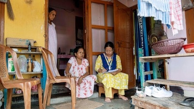 আয়ুষ্মান ভারত, মুখ্যমন্ত্রী স্বাস্থ্যবীমা, যুবশক্তি কিংবা অন্নপূর্ণা যোজনার মতো বিভিন্ন সামাজিক প্রকল্পের সুবিধা থেকে বঞ্চিত হওয়ার আশঙ্কায় চলতি জনগণনার গৃহগণনা পর্বে বহু পরিবার প্রকৃত তথ্য গোপন করছে বলে অভিযোগ উঠেছে। (David Talukdar)