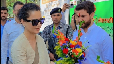 BJP MLA Lokinder Kumar welcoming MP Kangana Ranaut on her arrival in Kullu on Monday. (Deepak Sansta) BJP MLA Lokinder Kumar welcoming MP Kangana Ranaut on her arrival in Kullu on Monday. (Deepak Sansta)