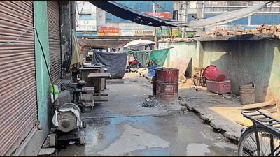 Eatery owners encroachments eat into public space at Ludhiana bus stand, basic facilities remain locked. (HT Photo) Eatery owners encroachments eat into public space at Ludhiana bus stand, basic facilities remain locked. (HT Photo)