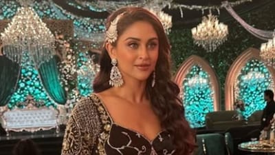 Krytle D'Souza talks about learning the dance steps for Dhurandhar track Shararat. Krytle D'Souza talks about learning the dance steps for Dhurandhar track Shararat.