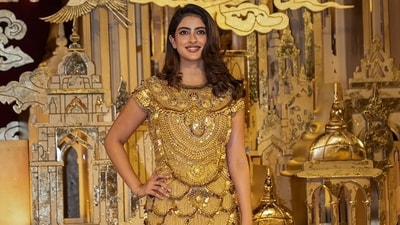 Navya Nanda wore an intricate, shimmering gold ensemble that features handcrafted metallic gold layered with ornate detailing, sequins, and traditional Indian craftsmanship blended with a modern silhouette. (abujanisandeepkhosla/Instagram) Navya Nanda wore an intricate, shimmering gold ensemble that features handcrafted metallic gold layered with ornate detailing, sequins, and traditional Indian craftsmanship blended with a modern silhouette. (abujanisandeepkhosla/Instagram)