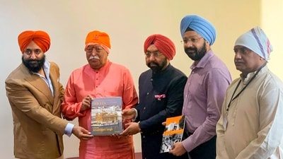 RSS chief Mohan Bhagwat met Rajya Sabha MP Vikram Sahney and others during a visit to Khalsa Jatha British Isles Gurdwara, in London. (HT Photo) RSS chief Mohan Bhagwat met Rajya Sabha MP Vikram Sahney and others during a visit to Khalsa Jatha British Isles Gurdwara, in London. (HT Photo)