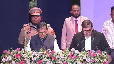 Punjab governor Gulab Chand Kataria administering the oath to justice Ashwani Kumar Mishra as the chief justice of the Punjab and Haryana high court in Chandigarh on Monday. (HT Photo)
