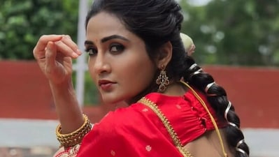 <p>గాయత్రి సింహాద్రి పెట్టిన ఈ ఫొటోల పోస్టుకు ఓ అభిమాని ‘ప్లీజ్ రిప్లై ఇవ్వు గాయత్రి’ అని కామెంట్ పెట్టాడు. దానికి ‘హలో అండీ’ అని గాయత్రి రిప్లై ఇవ్వడం విశేషం. </p> (instagram-Gayathri Munni) <p>గాయత్రి సింహాద్రి పెట్టిన ఈ ఫొటోల పోస్టుకు ఓ అభిమాని ‘ప్లీజ్ రిప్లై ఇవ్వు గాయత్రి’ అని కామెంట్ పెట్టాడు. దానికి ‘హలో అండీ’ అని గాయత్రి రిప్లై ఇవ్వడం విశేషం. </p> (instagram-Gayathri Munni)