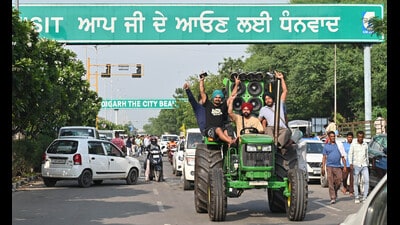 The protest, which began on September 1, saw farmers stationed along one side of the road in Phase 11, while demonstrations were also held at various intersections along Airport Road during the week. (Ravi Kumar/HT) The protest, which began on September 1, saw farmers stationed along one side of the road in Phase 11, while demonstrations were also held at various intersections along Airport Road during the week. (Ravi Kumar/HT)