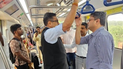 మెట్రోలో సీఎస్ ప్రయాణం మెట్రోలో సీఎస్ ప్రయాణం