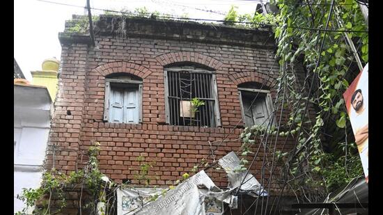 A dilapidated structure housing students in Lucknow. (Deepak Gupta/HT Photo)