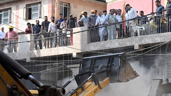 New Delhi, Sep 07 (ANI): Delhi Chief Minister Rekha Gupta oversees the rescue operations ongoing at the building collapse site in Satya Niketan, in New Delhi on Monday. Delhi Minister Manjinder Singh Sirsa and Delhi Mayor Pravesh Wahi also present. (ANI Photo)
(Hemant Rawat)