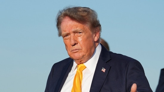 U.S. President Donald Trump gives a thumbs up after exiting Air Force One at Morristown Municipal Airport, in Morristown, New Jersey, U.S., September 4, 2026. REUTERS/Eric Lee(REUTERS)
