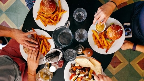 Here's how your dinner timings can impact your early morning cravings.