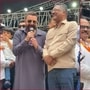মহারাষ্ট্রের পরিবহণমন্ত্রী প্রতাপ সরনায়েকের সঙ্গে সঞ্জয় দত্ত। 