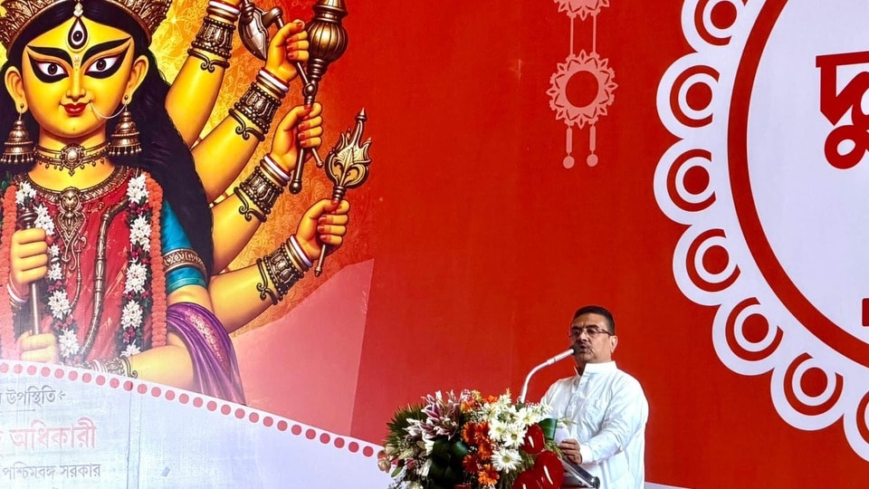 নিউ টাউনের মিলনমেলা প্রাঙ্গণে দুর্গাপুজোর প্রস্তুতি এবং সমন্বয় বৈঠকে মুখ্যমন্ত্রী শুভেন্দু অধিকারী। (ছবি সৌজন্যে, ফেসবুক Keya Ghosh)