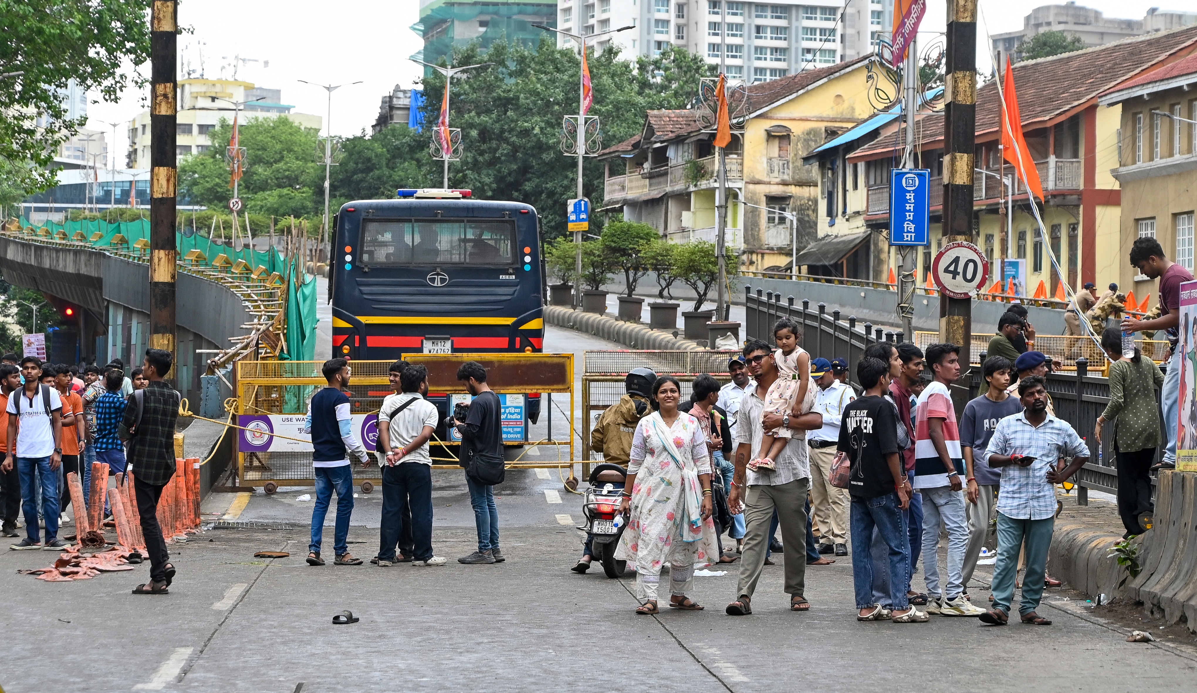 Roads and bridges closed for traffic by Mumbai police during a procession, in Mumbai, Aug 29, 2026. ((Photo by Raju Shinde/HT Photo))