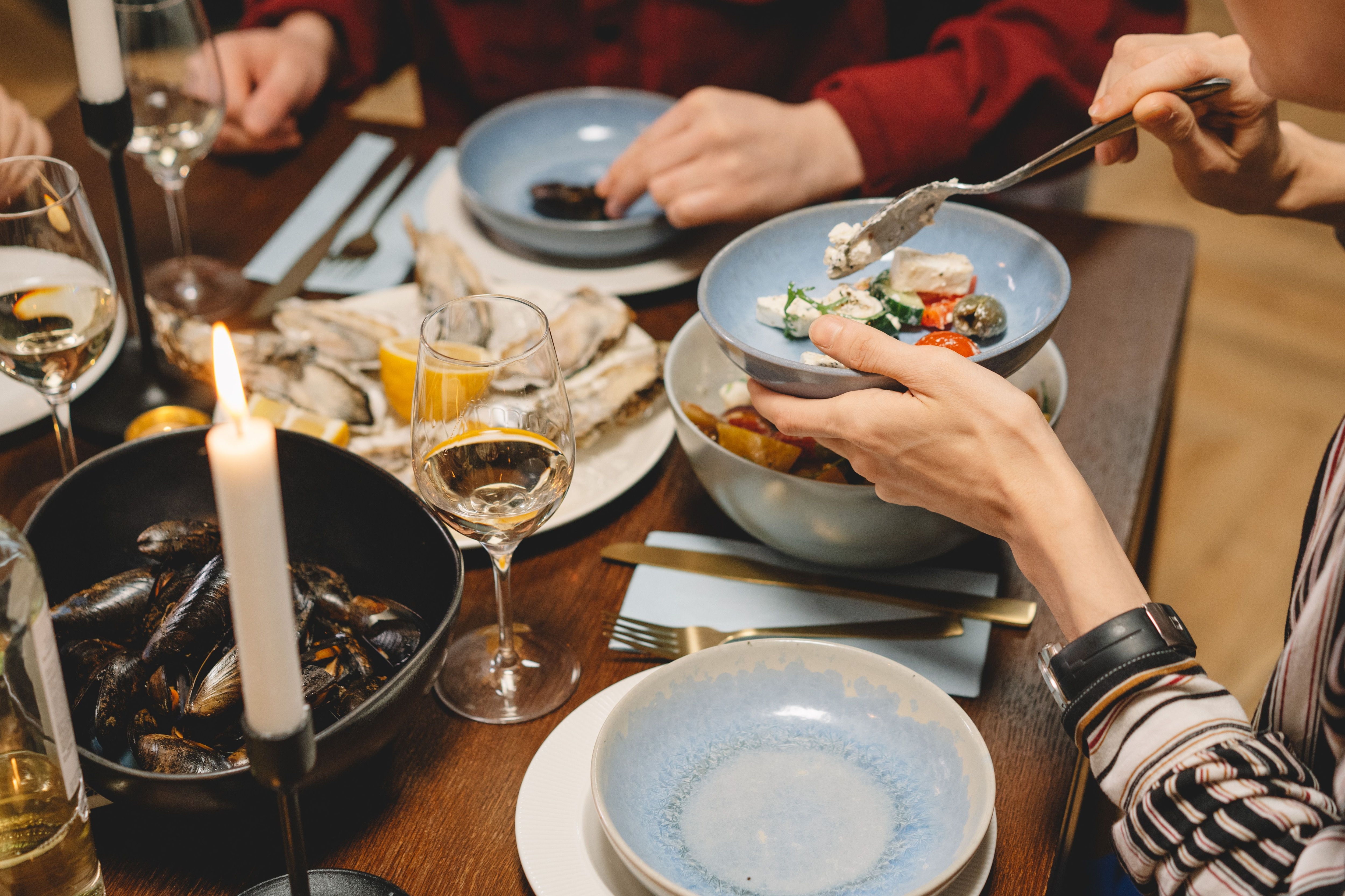 It’s not only about the time of having dinner but also what you ate, how much, and when you went to sleep after eating. (Pexel)
