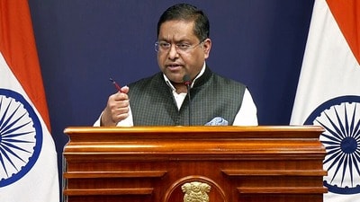 আইফেল টাওয়ারে BAPSর প্রতিনিধিদলের সফরে বিতর্ক, কী বলছে MEA? (MEA/ANI Video Grab)