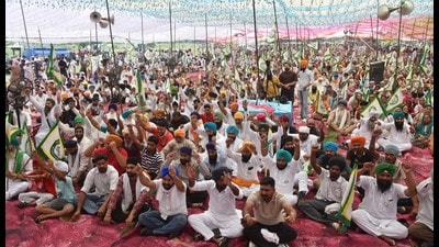 Farmers from Bhartiya Kisan Union Ekta raising slogans during the mahapanchayat held against the proposed Indo-US trade deal in Amritsar on Tuesday. (HT) Farmers from Bhartiya Kisan Union Ekta raising slogans during the mahapanchayat held against the proposed Indo-US trade deal in Amritsar on Tuesday. (HT)
