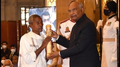 Harekala Hajabba received the Padma Shri, India’s fourth-highest civilian award, in 2020 for his contribution to education. Harekala Hajabba received the Padma Shri, India’s fourth-highest civilian award, in 2020 for his contribution to education.