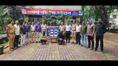 Police recovered around 10 tolas (approximately 100 grams) of gold ornaments worth  ₹15 lakh from the accused. (HT)