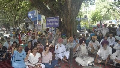 Punjab government employees observing a strike in Ludhiana on Tuesday. The protesters were demanding the immediate release of pending dearness allowance arrears. (Gurpreet Singh/HT) Punjab government employees observing a strike in Ludhiana on Tuesday. The protesters were demanding the immediate release of pending dearness allowance arrears. (Gurpreet Singh/HT)
