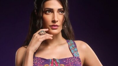 <p>కలర్ ఫుల్ డ్రెస్ లో మెరిసిపోయింది శ్రుతి హాసన్. పెద్దిలో స్పెషల్ సాంగ్ తో ఊపేసింది ఈ భామ. </p> (instagram) <p>కలర్ ఫుల్ డ్రెస్ లో మెరిసిపోయింది శ్రుతి హాసన్. పెద్దిలో స్పెషల్ సాంగ్ తో ఊపేసింది ఈ భామ. </p> (instagram)