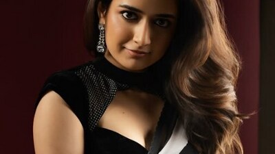 <p>అమిగోస్ సినిమాతో టాలీవుడ్ లో అడుగుపెట్టిన ఆషిక రంగనాథ్.. తెలుగులో నా సామి రంగా, భర్త మహాశయులకు విజ్ణప్తి సినిమాల్లో నటించింది. ఇప్పుడు చిరంజీవి సరసన విశ్వంభరలో చేసింది.</p> (instagram) <p>అమిగోస్ సినిమాతో టాలీవుడ్ లో అడుగుపెట్టిన ఆషిక రంగనాథ్.. తెలుగులో నా సామి రంగా, భర్త మహాశయులకు విజ్ణప్తి సినిమాల్లో నటించింది. ఇప్పుడు చిరంజీవి సరసన విశ్వంభరలో చేసింది.</p> (instagram)