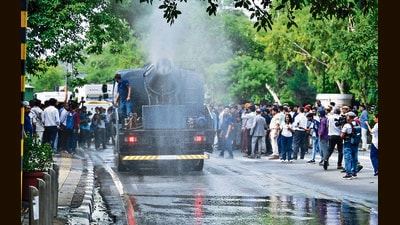The Delhi government plans to deploy 1,000 truck-mounted anti-smog guns on designated PWD roads during the winter pollution season. (RAJ K RAJ /HT PHOTO) The Delhi government plans to deploy 1,000 truck-mounted anti-smog guns on designated PWD roads during the winter pollution season. (RAJ K RAJ /HT PHOTO)
