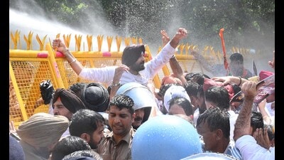 Water cannon charged over protesting Punjab Congress leaders and workers during protest against AAP government at Punjab Congress Bhawan in Sector 15 Chandigarh on Tuesday. (Keshav Singh/HT) Water cannon charged over protesting Punjab Congress leaders and workers during protest against AAP government at Punjab Congress Bhawan in Sector 15 Chandigarh on Tuesday. (Keshav Singh/HT)