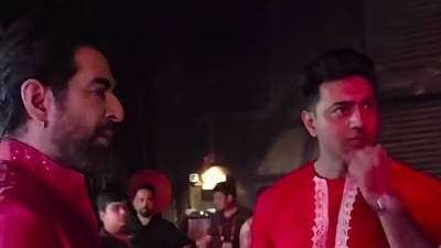 একই ঠোঙা থেকে ঝালমুড়ি খেলেন দেব-জিৎ